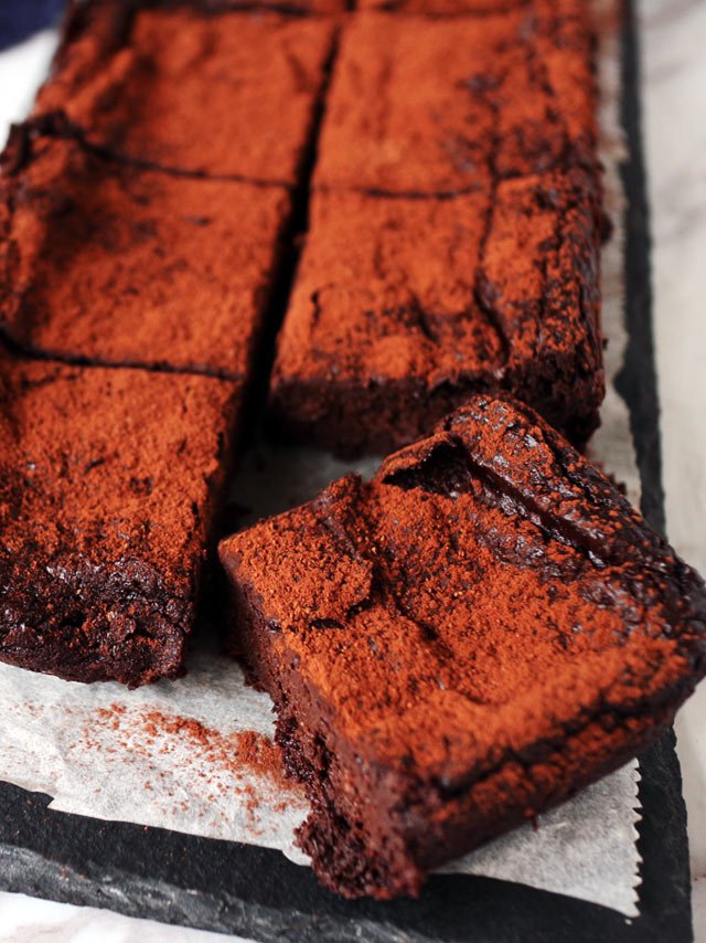 溼潤酪梨巧克力布朗尼 (全素, 無麵粉) Fudgy Avocado Brownies (Vegan)