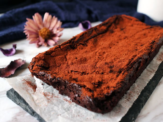 溼潤酪梨巧克力布朗尼 Fudgy Avocado Chocolate Brownies 4 溼潤酪梨巧克力布朗尼 (全素, 無麵粉) Fudgy Avocado Brownies (Vegan)