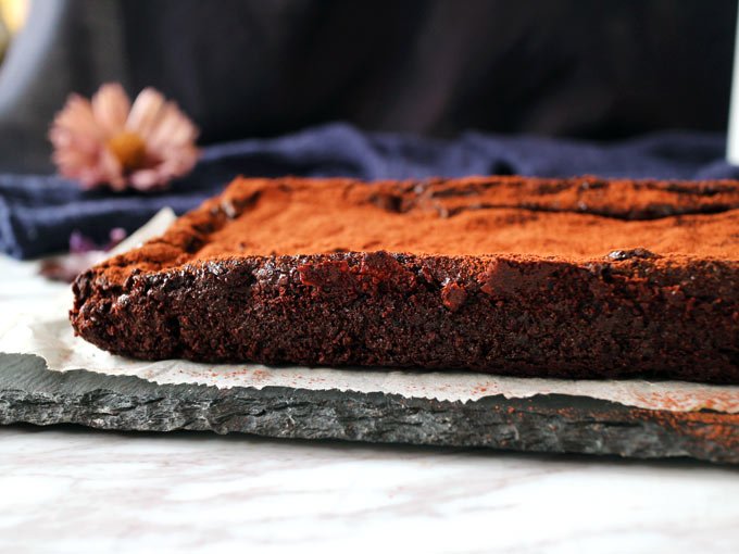 溼潤酪梨巧克力布朗尼 (全素, 無麵粉) Fudgy Avocado Brownies (Vegan)