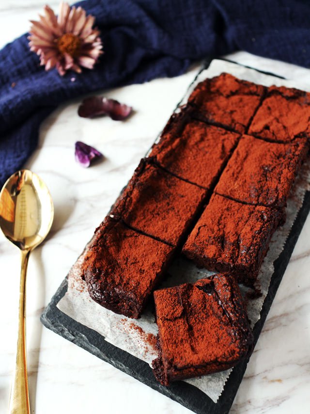 溼潤酪梨巧克力布朗尼 (全素, 無麵粉) Fudgy Avocado Brownies (Vegan)