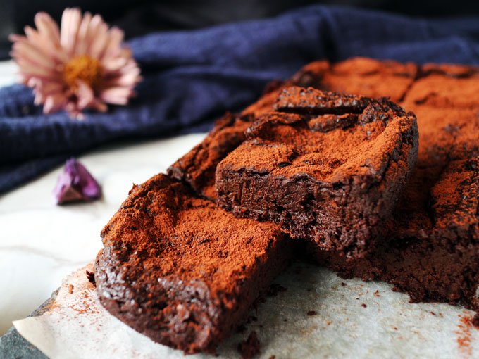 溼潤酪梨巧克力布朗尼 (全素, 無麵粉) Fudgy Avocado Brownies (Vegan)