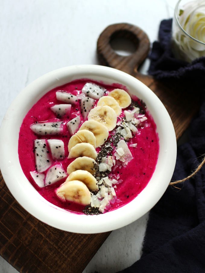 pink-dragon-fruit-smoothie-bowl 