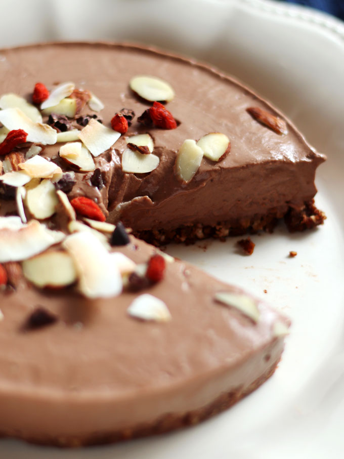 Vegan Creamy Chocolate Mousse Pie (No-bake + healthy)