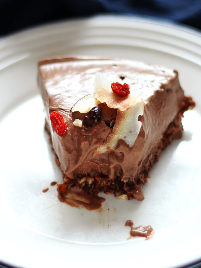 Vegan Creamy Chocolate Mousse Pie (No-bake + healthy)