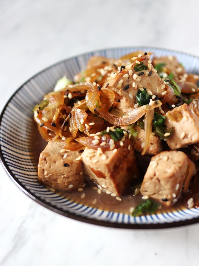 One-Pot Vegan Red Pepper Tofu Chili