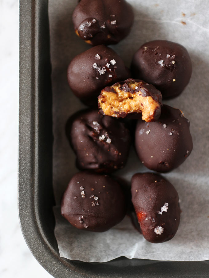 4-Ingredient Vegan Chocolate Peanut Butter Balls