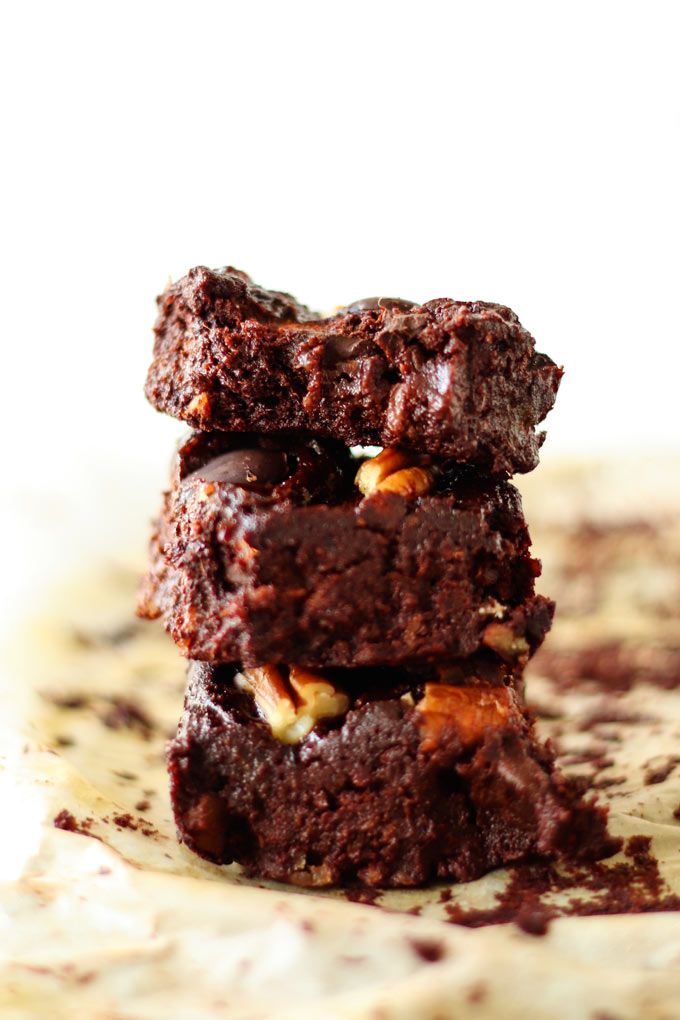 Fudgy Caramel Chocolate Brownies (5 ingredients) 6 Fudgy Caramel Chocolate Brownies vegan
