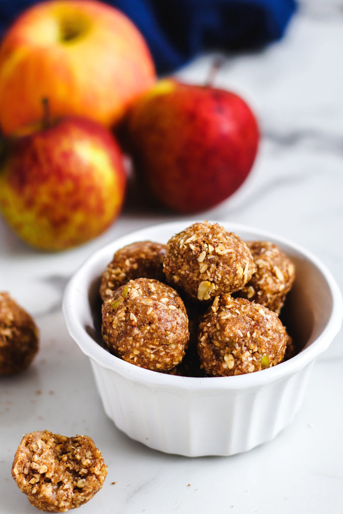 Apple Pie Energy Balls (7 ingredients) 6 Apple Pie Energy Balls