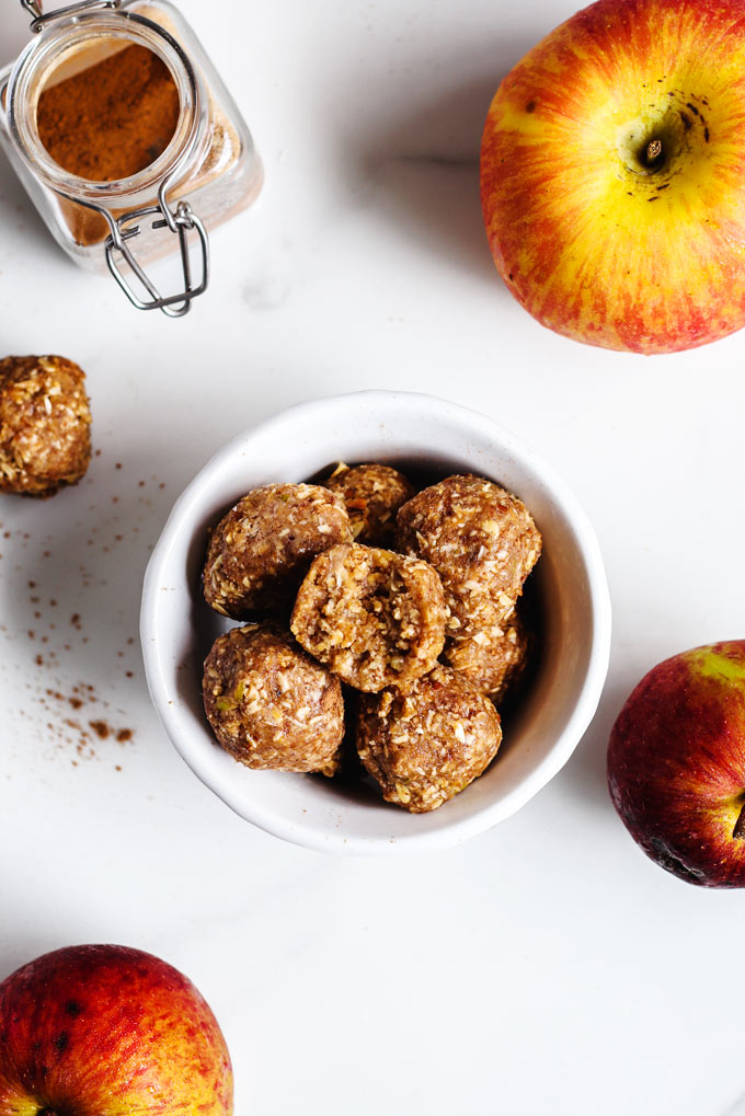 Apple Pie Energy Balls (7 ingredients) 7 Apple Pie Energy Balls (7 ingredients)