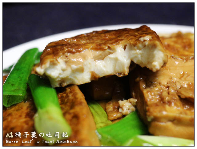 【下廚】蔥燒板豆腐 Braised Tofu with Spring Onion -- 簡單的好滋味：兩樣食材、三樣調味料搞定!