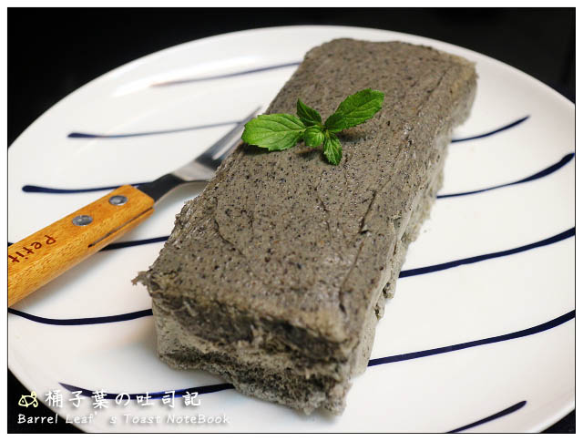 【食譜】黑芝麻輕乳酪 (無粉) × 黑芝麻乳霜糖霜 Black Sesame Jopanese Cheesecake with Black Sesame Cream Cheese Frosting