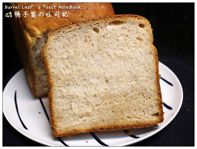 【食譜/烘焙紀錄】30% 全麥牛奶吐司 (開蓋山形) Whole Wheat Milk Bread -- 我的第一顆手揉吐司全紀錄