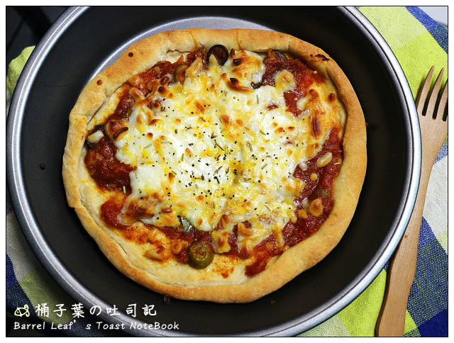 【食譜】簡單自製披薩 Easy Homemade Pizza -- 簡單揉 就好吃