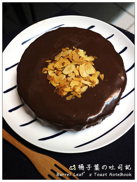 【食譜】杏仁巧克力泥蛋糕 (無麵粉+減油減糖) 5樣食材 5-Ingredients Almond Chocolate Mud Cake (Gluten-Free, Low-Sugar)
