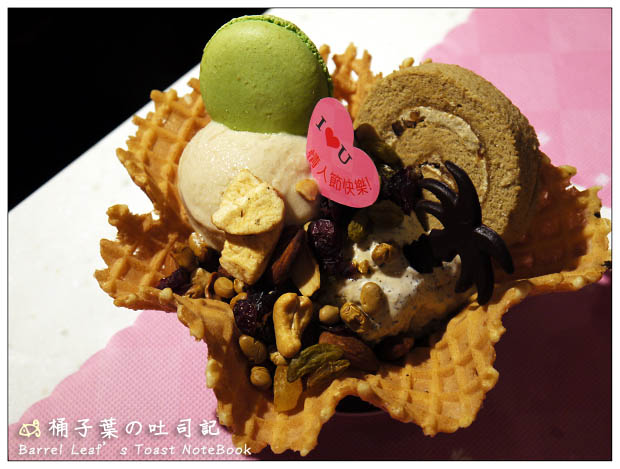 【捷運東門站】IOU CAFÉ -- 眼睛嘴巴一起吃冰淇淋~!