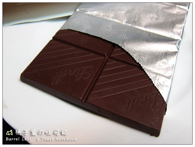 【Lindt 瑞士蓮】極醇系列：草莓巧克力片︱真實莓果乾看的見