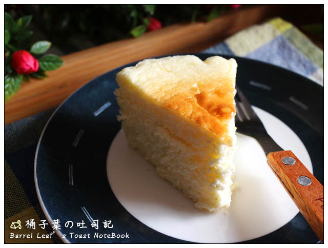 【食譜】酸奶油輕乳酪蛋糕 (無粉+低醣+生酮) Sour Cream Cheesecake (Gluten-Free + Low-Carb)│5樣食材 5個步驟 溼潤化口起司蛋糕