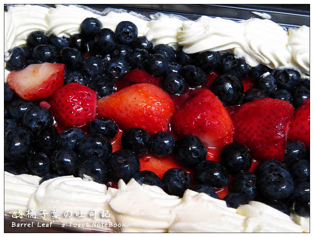【Costco 好市多】新鮮草莓藍莓千層蛋糕 (季節限定)