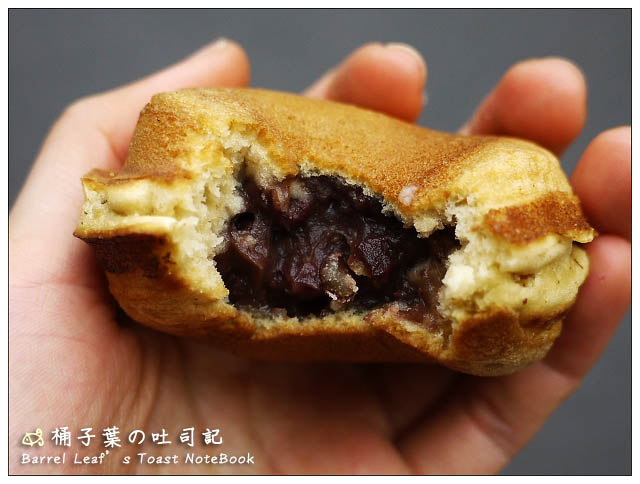 【台南市北區】公園路無名紅豆餅 -- 一個10元還有找的飽餡車輪餅