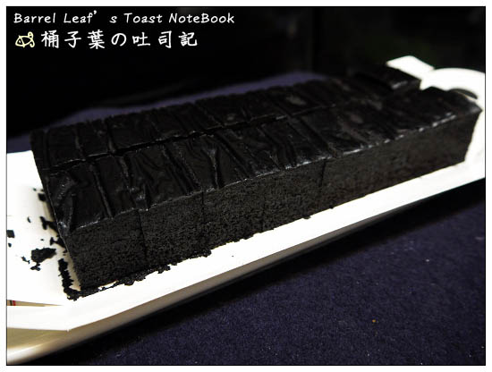 【甜點蛋糕】OJare Café 歐佳蕾．滿滿桂圓．濃濃黑巧．全麥捲捲(原味) -- 讓我留戀的紮實溼潤桂圓蛋糕