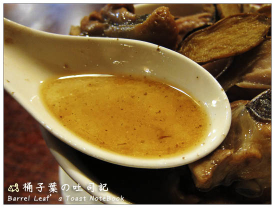 【捷運忠孝敦化站】何首烏皇帝雞餐廳 (2+3訪) -- 夠味油潤~好愛的補身麻油雞