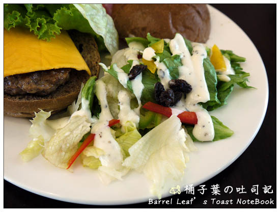 【捷運台北101/世貿站】POnD BURGER CAFE -- 出乎意料讓我也覺得好美味的清爽牛肉漢堡+可惜小焦的鬆餅