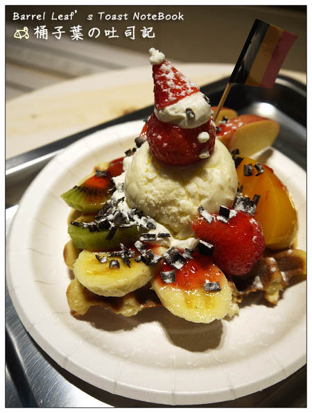 【台北松山車站】MR.PAPA Waffle & Café 比利時鬆餅．咖啡專賣店 -- 已逾期的聖誕限定鬆餅,不過期的紮實美味