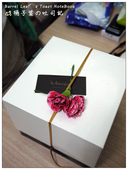 【捷運雙連站】台北國賓大飯店 le bouquet 繽紛蛋糕房．母親節蛋糕-百香紫羅蘭 -- 不錯的酸甜覆盆子滋味~層餡感覺可以再更緊實些