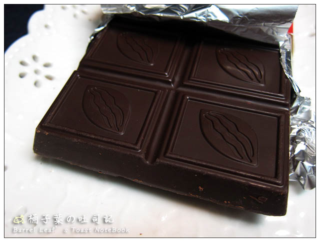 【包裝食品】Auchan 歐尚．杏仁黑巧克力 Chocolat Noir Amandes -- 飽滿整顆杏仁夾餡